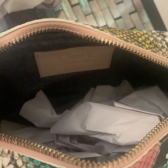 CLARA V. MIDI Sac Pastel Painted snake Crossbody bag - Picture 10 of 11